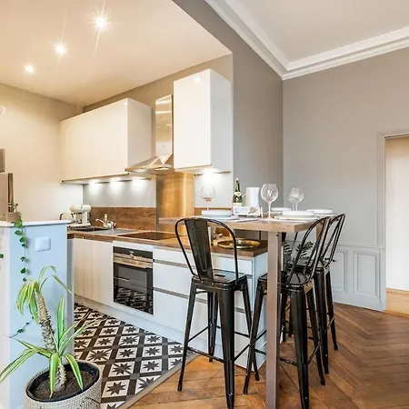 Beaux-arts • 2 2 Sdb • Parking Prive *