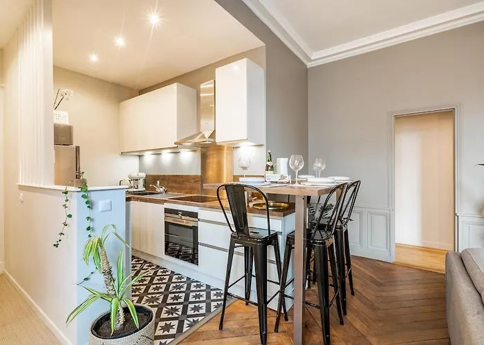 Beaux-arts • 2 2 Sdb • Parking Prive *